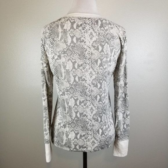 Time & Tru Gray Snakeskin Thermal Tee Size Small - Picture 6 of 9